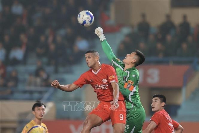 Pha đấm bóng chính xác của thủ thành Huỳnh Tuấn Linh (số 26) bên phía Bắc Ninh. Ảnh: Minh Quyết - TTXVN