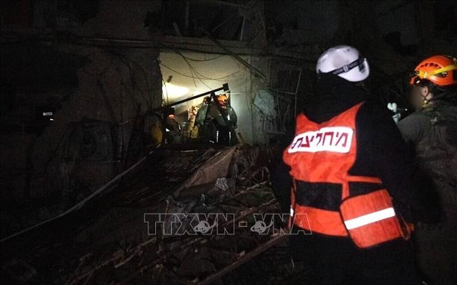 Lực lượng cứu hộ làm nhiệm vụ tại hiện trường vụ tấn công bằng tên lửa đạn đạo của Iran nhằm vào thành phố Dimona, miền Nam Israel, khiến gần 40 người bị thương ngày 21/3/2026. Ảnh: TTXVN phát