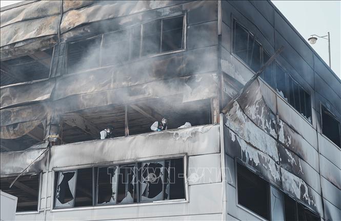 Hiện trường vụ hỏa hoạn tại nhà máy sản xuất phụ tùng ô tô ở thành phố Daejeon, Hàn Quốc. Ảnh: THX/TTXVN