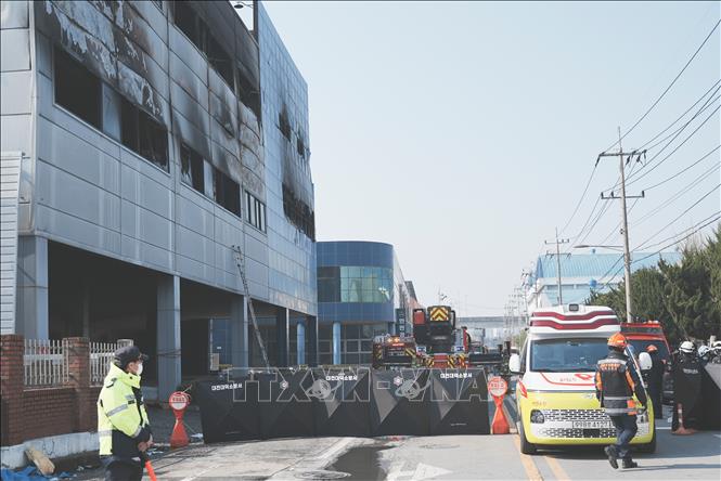 Hiện trường vụ hỏa hoạn tại nhà máy sản xuất phụ tùng ô tô ở thành phố Daejeon, Hàn Quốc. Ảnh: THX/TTXVN