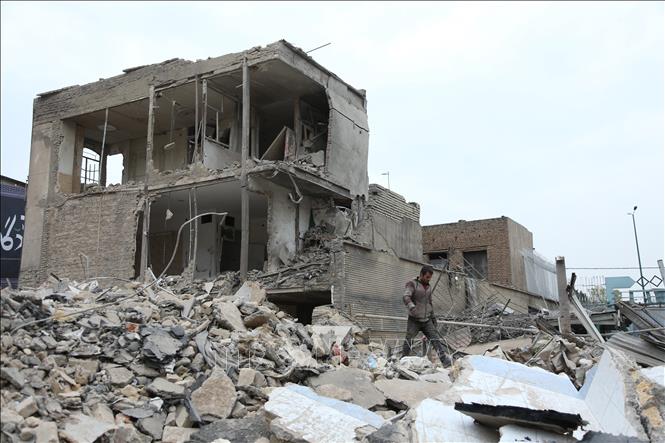 Những tòa nhà bị phá hủy do xung đột tại Tehran, Iran. Ảnh: THX/TTXVN