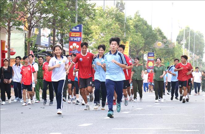 Cán bộ, chiến sĩ lực lượng vũ trang; công chức, viên chức, người lao động; học sinh, sinh viên và đông đảo người dân trên địa bàn tham gia giải chạy. Ảnh: Bùi Giang - TTXVN