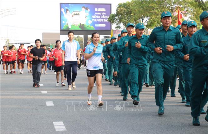 Cán bộ, chiến sĩ lực lượng vũ trang; công chức, viên chức, người lao động; học sinh, sinh viên và đông đảo người dân trên địa bàn tham gia chạy. Ảnh: Bùi Giang - TTXVN