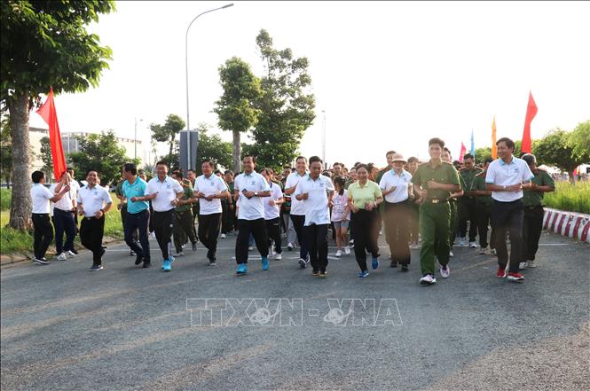 Lãnh đạo tỉnh Tây Ninh cùng các tầng lớp người dân, lực lượng vũ trang, học sinh tham gia hưởng ứng chương trình “Ngày chạy Olympic – Vì sức khỏe toàn dân – Vì an ninh Tổ quốc”. Ảnh: Bùi Giang - TTXVN