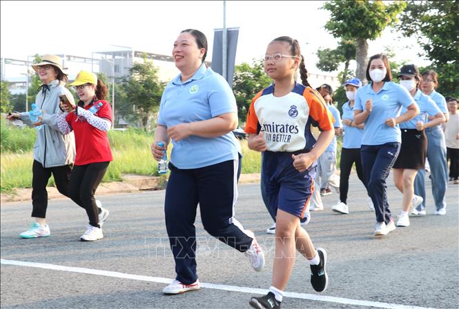 Người dân tỉnh Tây Ninh tham gia hưởng ứng chương trình “Ngày chạy Olympic – Vì sức khỏe toàn dân – Vì an ninh Tổ quốc”. Ảnh: Bùi Giang - TTXVN