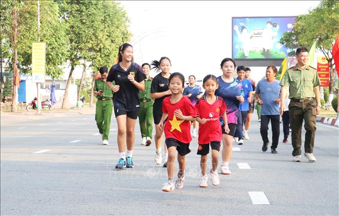 Người dân tỉnh Tây Ninh tham gia hưởng ứng chương trình “Ngày chạy Olympic – Vì sức khỏe toàn dân – Vì an ninh Tổ quốc”. Ảnh: Bùi Giang - TTXVN