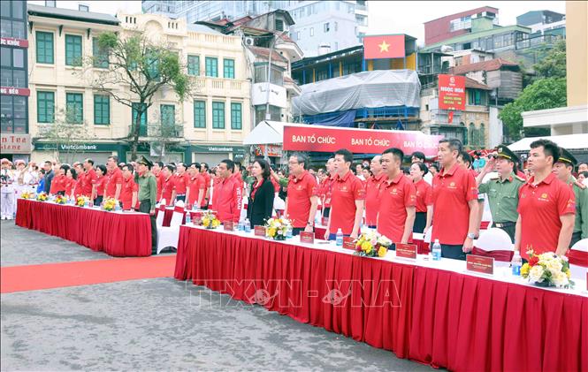 Các đại biểu thực hiện nghi lễ chào cờ. Ảnh: Lê Ngọc/ TTXVN phát