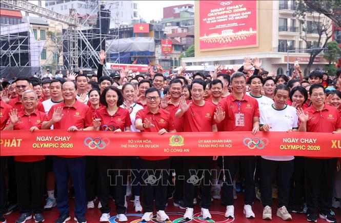 Các đại biểu cùng cán bộ, chiến sĩ Công an nhân dân và người dân hưởng ứng Ngày chạy Olympic 2026 