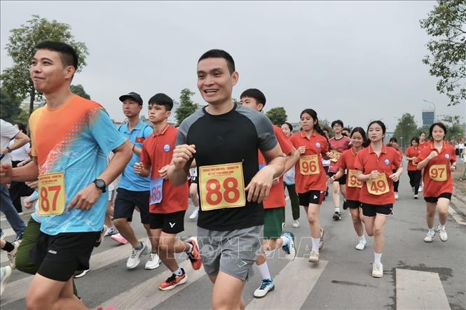 Đại biểu, VĐV tham gia chạy hưởng ứng. Ảnh: Minh Quyết - TTXVN