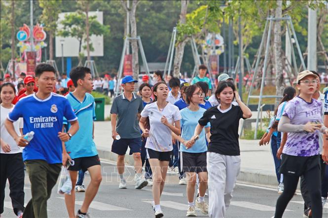 Các tầng lớp nhân dân Cà Mau tham gia chạy. Ảnh: Huỳnh Anh - TTXVN