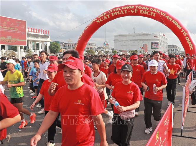 Không khí ngày chạy diễn ra sôi nổi, an toàn, thể hiện tinh thần đoàn kết, ý chí rèn luyện của quân và dân tỉnh Cà Mau. Ảnh: Huỳnh Anh - TTXVN