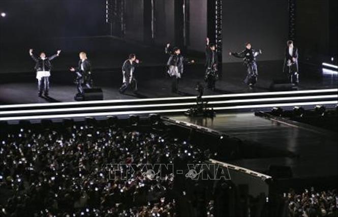 Ngay trong ngày diễn ra concert, album mới mang tên ARIRANG của BTS đã cán mốc gần 4 triệu bản được bán ra chỉ trong 24 giờ đầu tiên. Ước tính riêng đêm diễn 21/3 đã tạo ra hiệu ứng kinh tế trực tiếp và gián tiếp trị giá hơn 1.200 tỷ won (khoảng 900 triệu USD). Ảnh: Kyodo/TTXVN