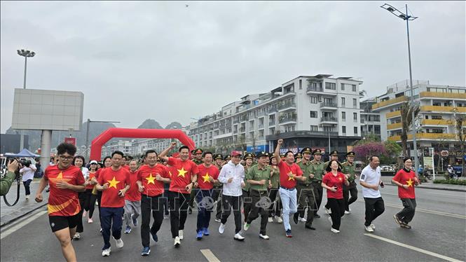 Lãnh đạo tỉnh cùng các đại biểu và đông đảo nhân dân tham gia chạy hưởng ứng ngay sau lễ phát động. Ảnh: Thanh Vân-TTXVN 