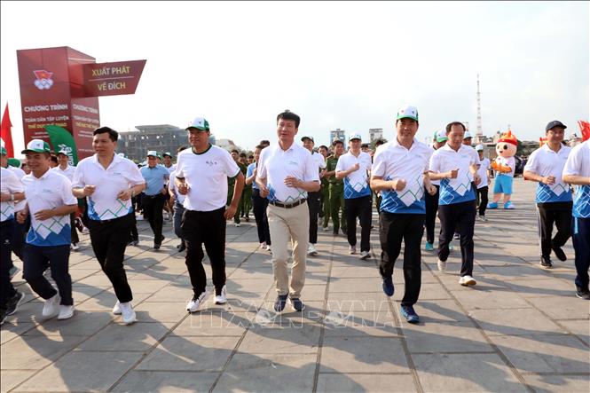 Bí thư Tỉnh ủy Ninh Bình Trần Huy Tuấn và lãnh đạo tỉnh Ninh Bình cùng 4000 vận động viên tham gia lễ phát động Ngày chạy Olympic. Ảnh: Đại Nghĩa - TTXVN