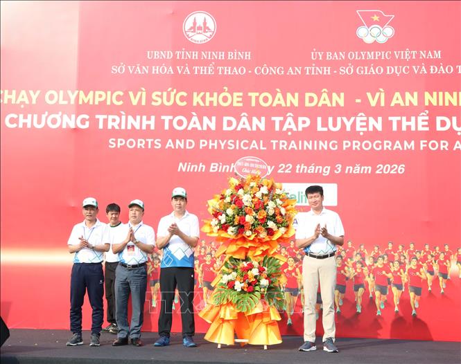 Đồng chí Trần Huy Tuấn, Uỷ viên Trung ương Đảng, Bí thư Tỉnh uỷ Ninh Bình tặng hoa ban tổ chức. Ảnh: Đại Nghĩa - TTXVN