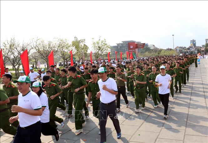 Hơn 4000 vận động viên tham gia lễ phát động Ngày chạy Olympic. Ảnh: Đại Nghĩa - TTXVN