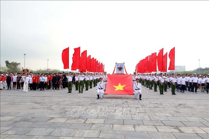 Khối quốc kì tham gia lễ phát động. Ảnh: Đại Nghĩa - TTXVN