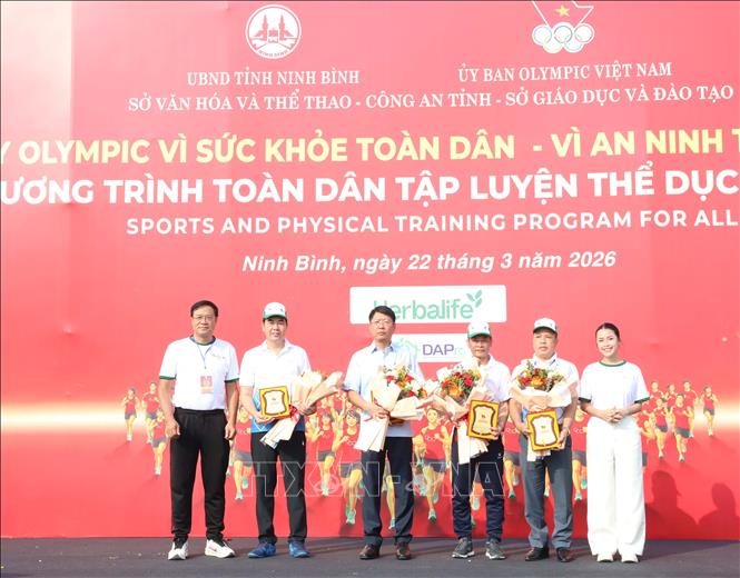 Ban tổ chức trao Kỷ niệm chương của Uỷ ban Olympic Việt Nam cho cá nhân có thành tích xuất sắc. Ảnh: Đại Nghĩa - TTXVN