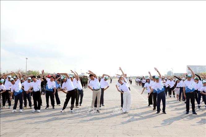 Bí thư Tỉnh ủy Ninh Bình Trần Huy Tuấn tham gia lễ phát động Ngày chạy Olympic. Ảnh: Đại Nghĩa - TTXVN