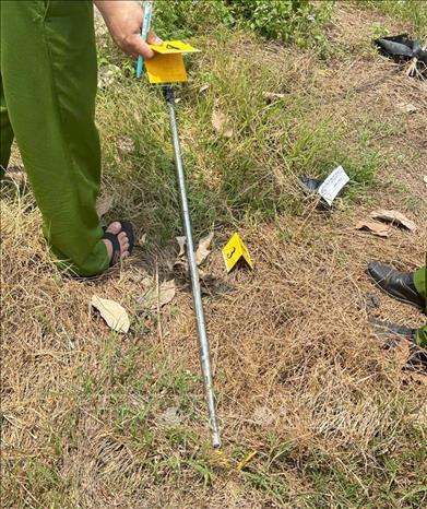 Điện lực Đồng Phú phối hợp với công an tổ chức khám nghiệm hiện trường. Ảnh: TTXVN phát