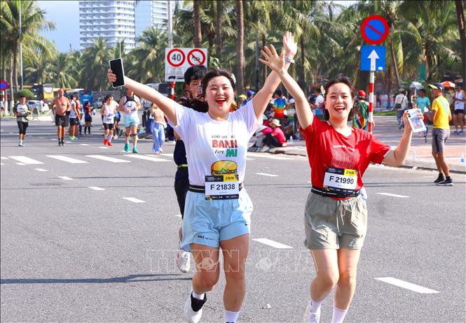 Vận động viên nước ngoài thích thú tham gia tranh tài tại Cuộc thi Marathon Quốc tế Đà Nẵng. Ảnh: Trần Lê Lâm - TTXVN 