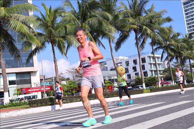 Các vận động viên tranh tài tại Cuộc thi Marathon Quốc tế Đà Nẵng. Ảnh: Trần Lê Lâm - TTXVN 
