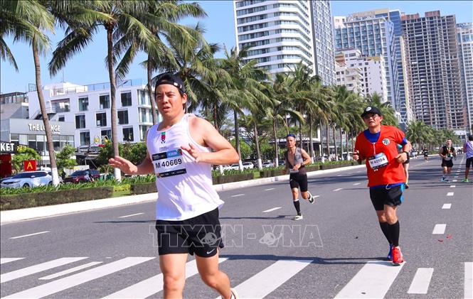 Vận động viên nước ngoài tranh tài tại Cuộc thi Marathon Quốc tế Đà Nẵng. Ảnh: Trần Lê Lâm - TTXVN 