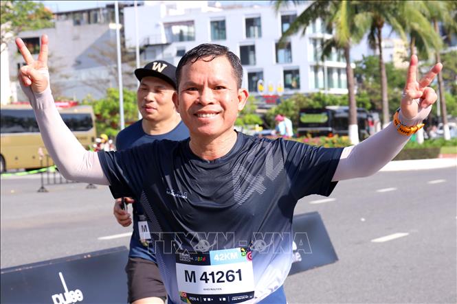 Vận động viên Việt Nam hào hứng tranh tài tại Cuộc thi Marathon Quốc tế Đà Nẵng. Ảnh: Trần Lê Lâm - TTXVN 