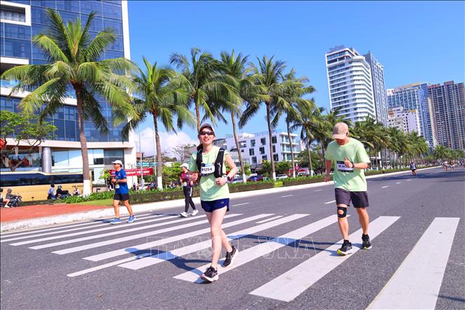 Các vận động viên tranh tài tại Cuộc thi Marathon Quốc tế Đà Nẵng. Ảnh: Trần Lê Lâm - TTXVN 
