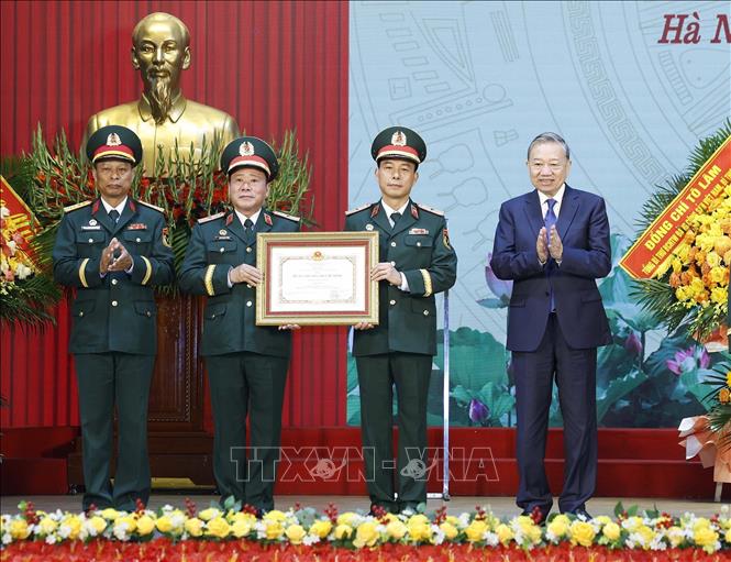 Tổng Bí thư Tô Lâm trao tặng Huân chương Hồ Chí Minh cho Binh chủng Công binh. Ảnh: Thống Nhất – TTXVN