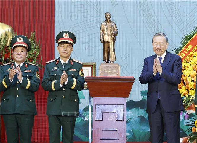 Tổng Bí thư Tô Lâm tặng bức tượng Chủ tịch Hồ Chi Minh cho Binh chủng Công binh. Ảnh: Thống Nhất – TTXVN