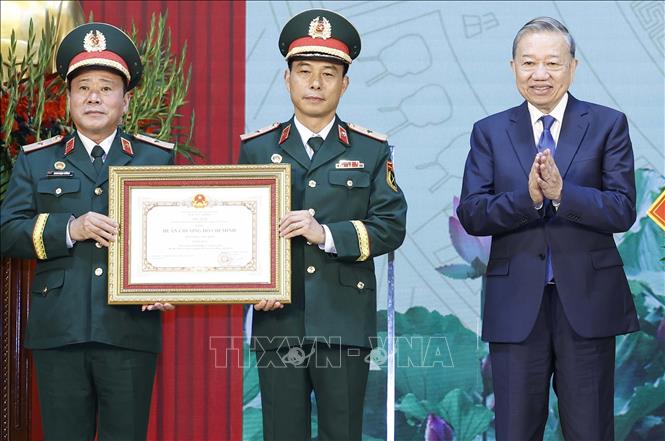 Tổng Bí thư Tô Lâm trao tặng Huân chương Hồ Chí Minh cho Binh chủng Công binh. Ảnh: Thống Nhất – TTXVN