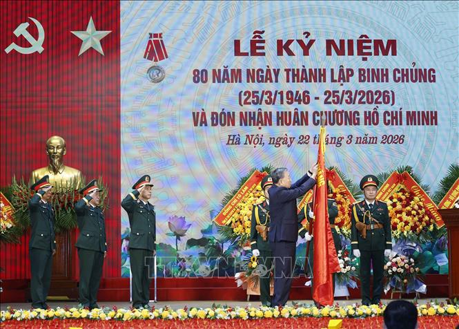 Tổng Bí thư Tô Lâm trao tặng Huân chương Hồ Chí Minh cho Binh chủng Công binh. Ảnh: Thống Nhất – TTXVN