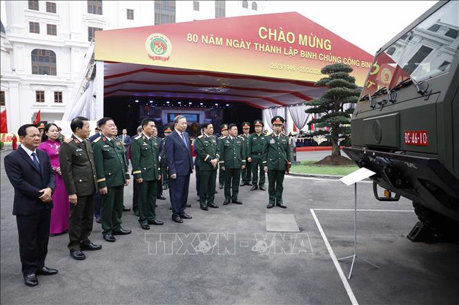 Tổng Bí thư Tô Lâm và đại biểu xem trưng bày các khí tài của Binh chủng Công binh. Ảnh: Thống Nhất – TTXVN