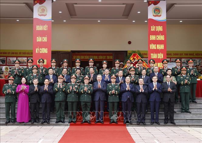 Tổng Bí thư Tô Lâm và đại biểu với cán bộ lãnh đạo, chỉ huy Binh chủng Công binh. Ảnh: Thống Nhất – TTXVN