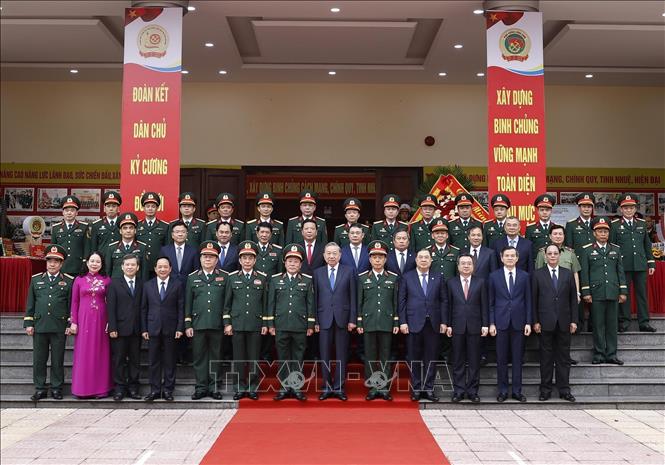 Tổng Bí thư Tô Lâm và đại biểu với cán bộ lãnh đạo, chỉ huy Binh chủng Công binh. Ảnh: Thống Nhất – TTXVN