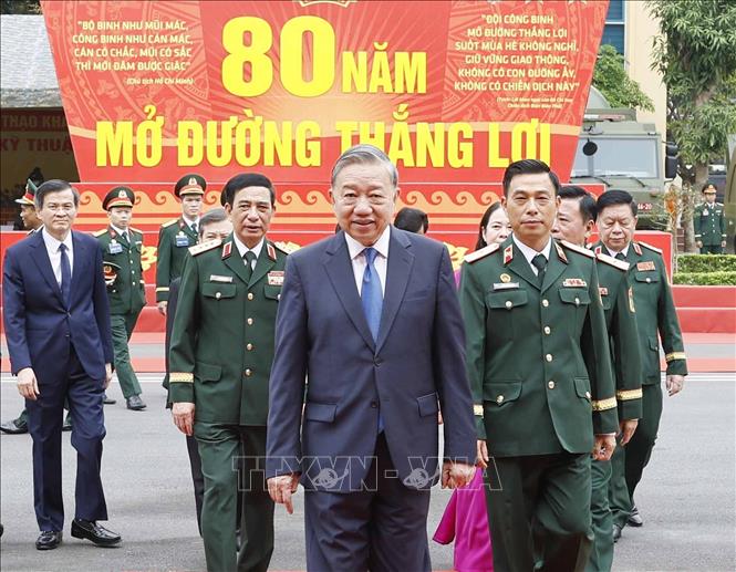 Tổng Bí thư Tô Lâm và các đại biểu đến dự Lễ kỷ niệm 80 năm Ngày thành lập Binh chủng Công binh. Ảnh: Thống Nhất – TTXVN