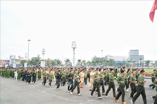 Đông đảo cán bộ, chiến sĩ, nhân dân và học sinh tham gia hưởng ứng Giải Việt dã. Ảnh: Trịnh Duy Hưng - TTXVN
