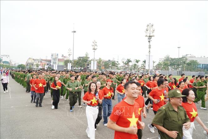 Đông đảo cán bộ, chiến sĩ, nhân dân và học sinh tham gia hưởng ứng Giải Việt dã. Ảnh: Trịnh Duy Hưng - TTXVN                