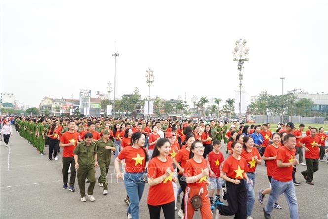  Đông đảo cán bộ, chiến sĩ, nhân dân và học sinh tham gia hưởng ứng Giải Việt dã. Ảnh: Trịnh Duy Hưng - TTXVN                                            