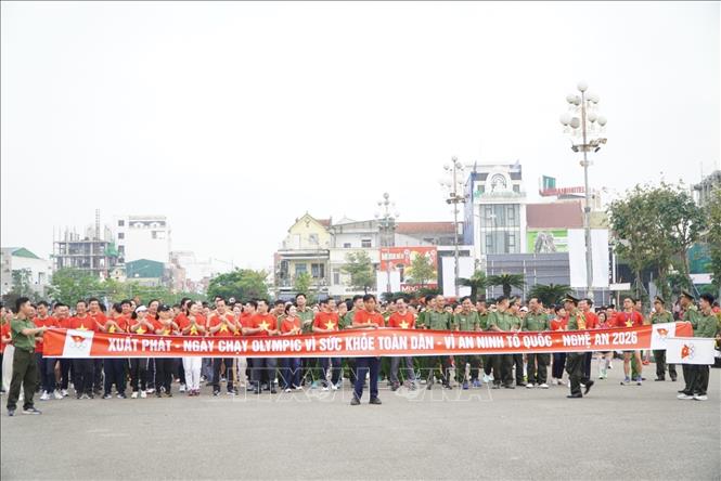  Đông đảo cán bộ, chiến sĩ, nhân dân và học sinh tham gia hưởng ứng Giải Việt dã. Ảnh: Trịnh Duy Hưng - TTXVN                   
