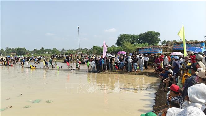 Đông đảo người dân tham gia Lễ hội Phá Bàu. Ảnh: K GỬIH-TTXVN 