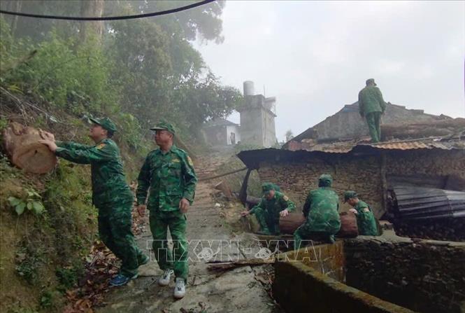 Lực lượng Biên phòng hỗ trợ người dân xã Thu Lũm dọn dẹp, gia cố nhà cửa bị ảnh hưởng bởi gió lốc. Ảnh: TTXVN phát
