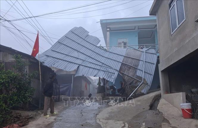 Gió lốc làm tốc mái một số nhà dân ở xã Thu Lũm, tỉnh Lai Châu. Ảnh: TTXVN phát