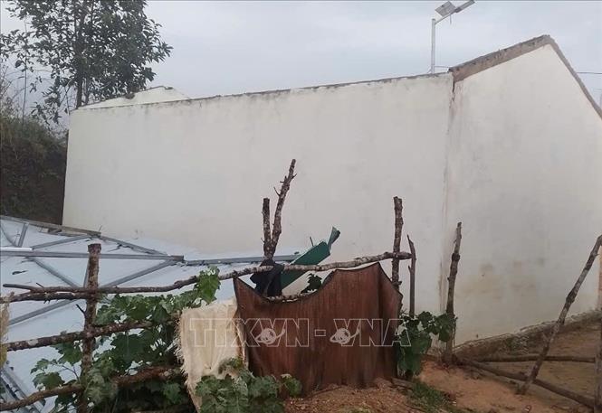 Gió lốc làm tốc mái một số nhà dân ở xã Thu Lũm, tỉnh Lai Châu. Ảnh: TTXVN phát