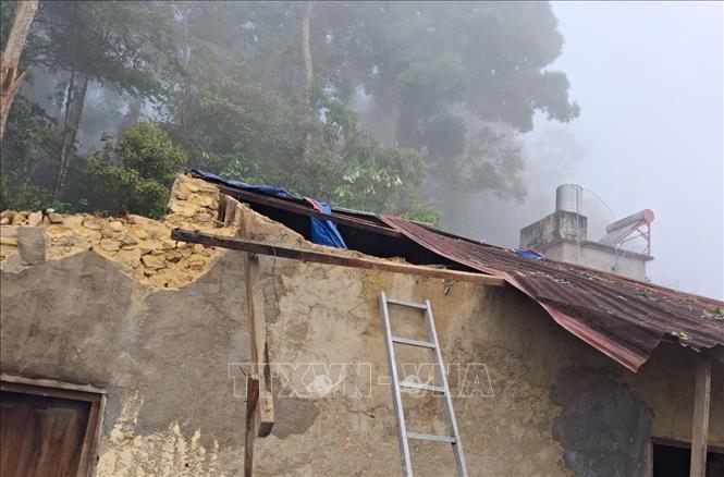 Gió lốc làm tốc mái một số nhà dân ở xã Thu Lũm, tỉnh Lai Châu. Ảnh: TTXVN phát