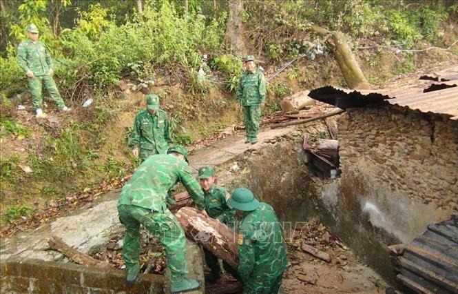 Lực lượng Biên phòng hỗ trợ người dân xã Thu Lũm dọn dẹp, gia cố nhà cửa bị ảnh hưởng bởi gió lốc. Ảnh: TTXVN phát