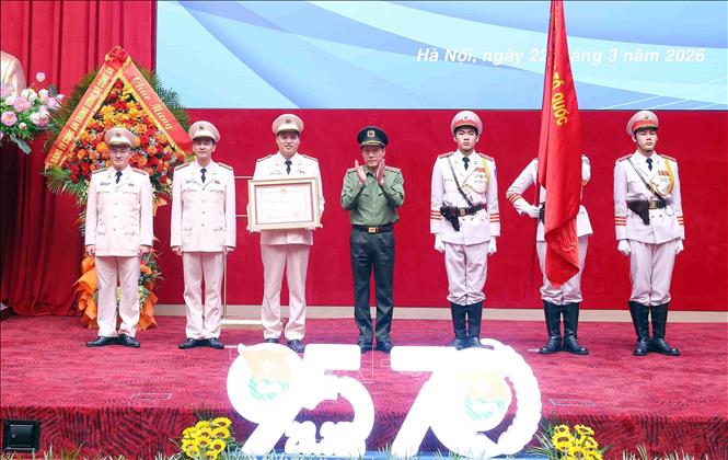 Đại tướng Lương Tam Quang, Bộ trưởng Bộ Công an trao Huân chương Bảo vệ Tổ quốc hạng Nhất tặng Đoàn TNCS Hồ Chí Minh Bộ Công an. Ảnh: Phạm Kiên - TTXVN