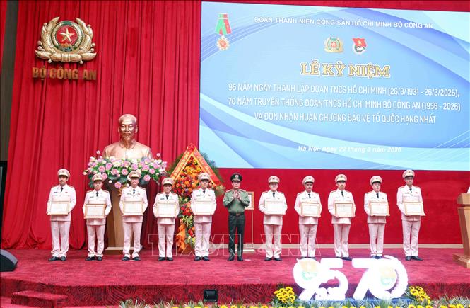 Thượng tướng Lê Quốc Hùng, Ủy viên Trung ương Đảng, Thứ trưởng Bộ Công an trao Bằng khen của Bộ trưởng Bộ Công an cho các tập thể có thành tích xuất sắc. Ảnh: Phạm Kiên - TTXVN