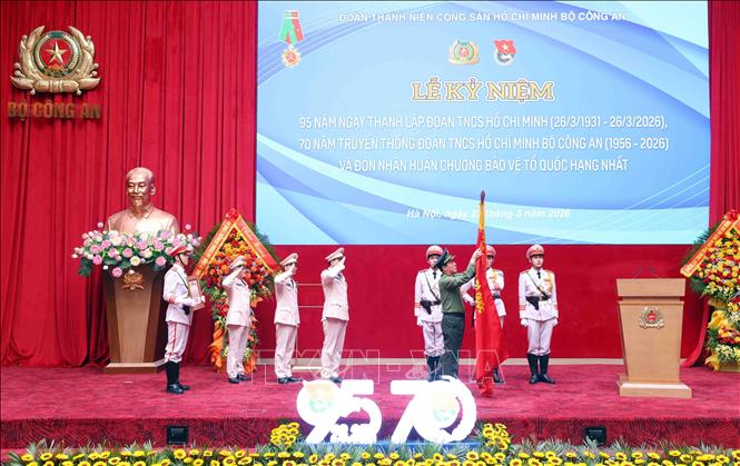 Đại tướng Lương Tam Quang, Bộ trưởng Bộ Công an trao Huân chương Bảo vệ Tổ quốc hạng Nhất tặng Đoàn TNCS Hồ Chí Minh Bộ Công an. Ảnh: Phạm Kiên - TTXVN